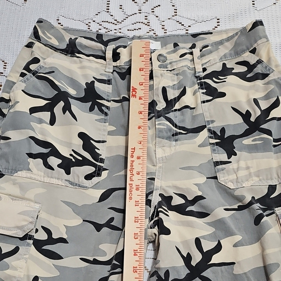 Vibrant Gray and Black Cargo Pants Winter/Neutral Camouflage - Picture 4 of 8